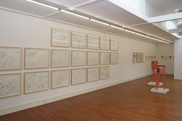 Kartenschnitte von Anett Frontzek, "Hochstände" und Text/Bild-Arbeiten von Barbara Wrede im Hintergrund.